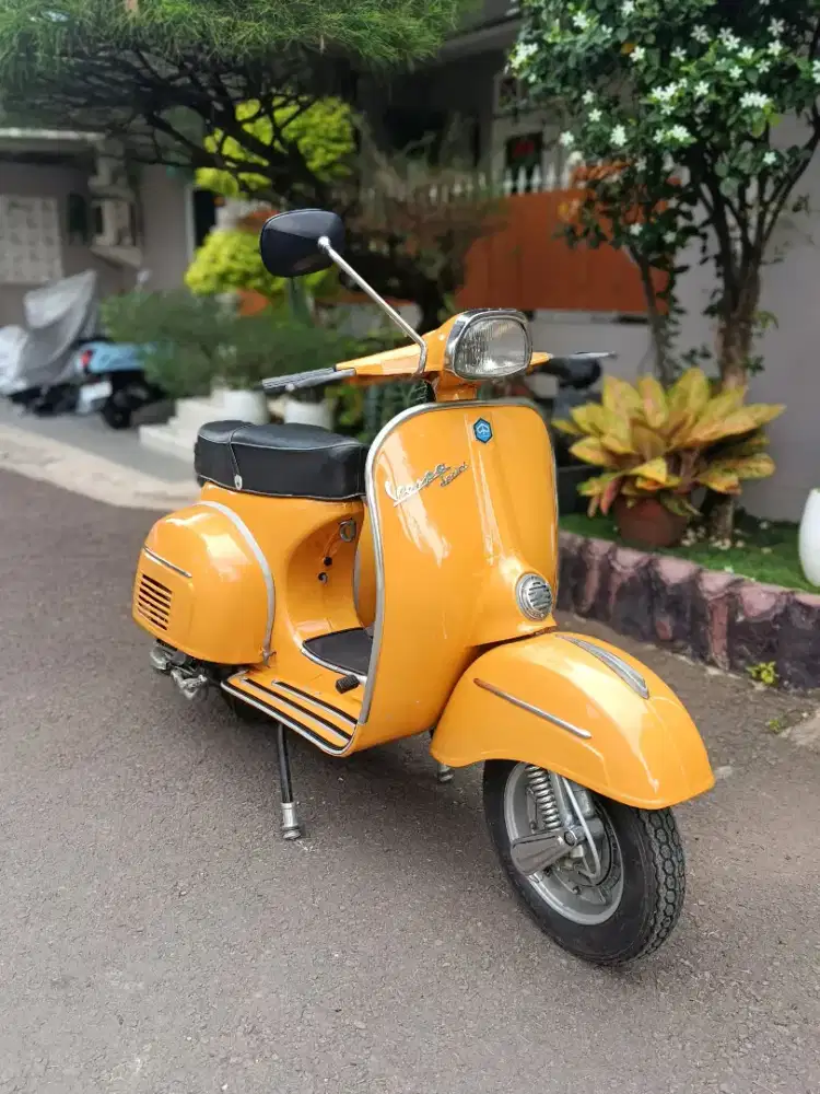Vespa sprint Latin yellow