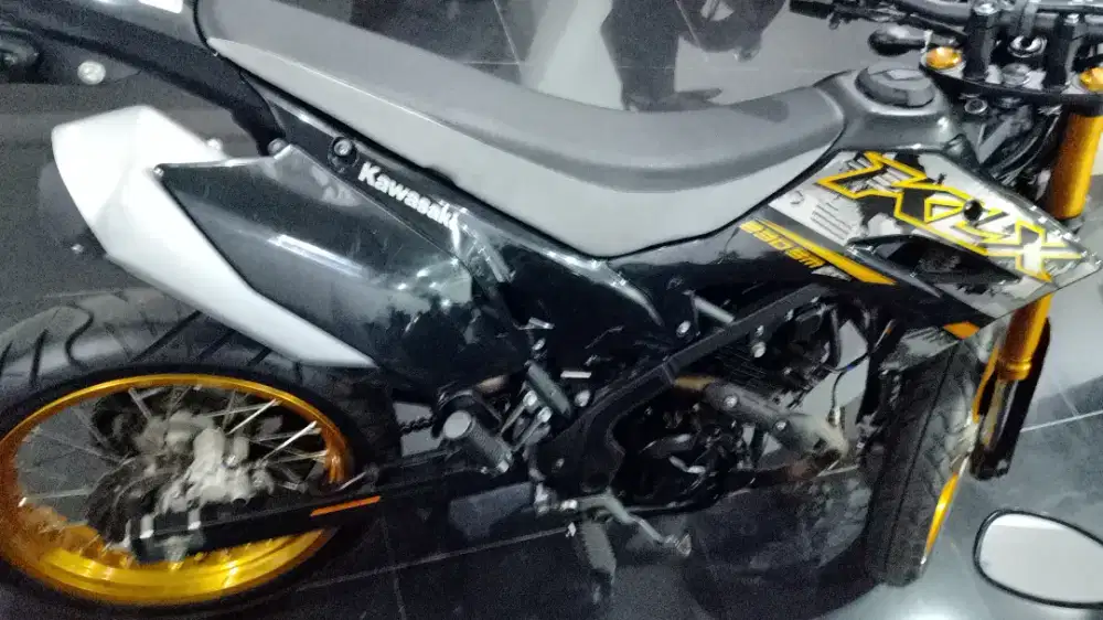 Kawaski KLX 230 SM tahun 2025 varian tertinggi