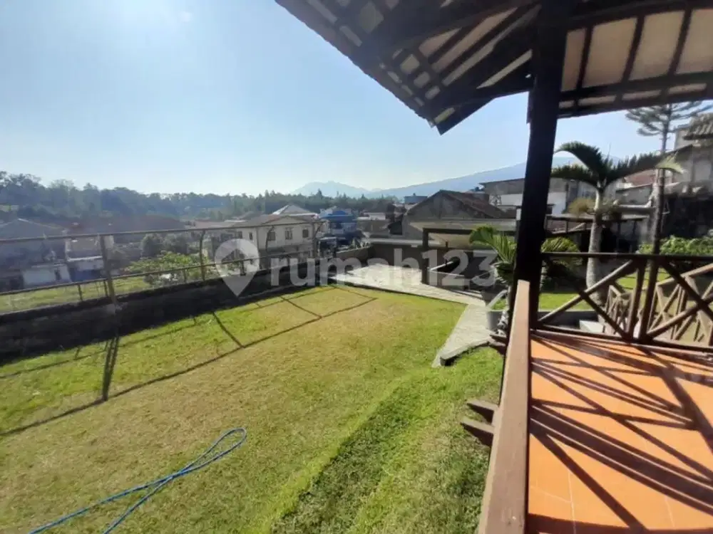 Rumah Villa Halaman Sangat Luas di Area Kota Lembang Bandung