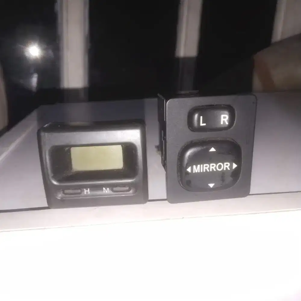 Jam dan tombol spion Kijang kapsul