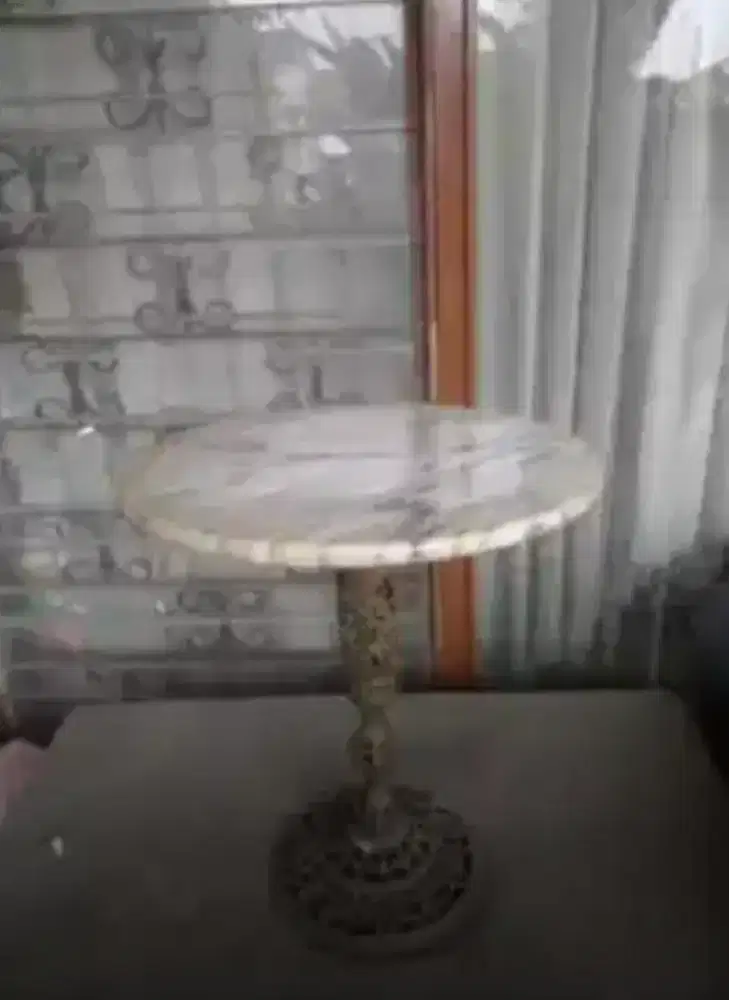Meja marmer putih