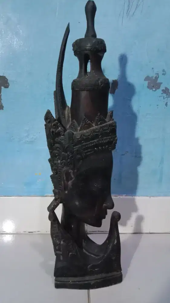 Patung kayu keras dan cukup berbobot