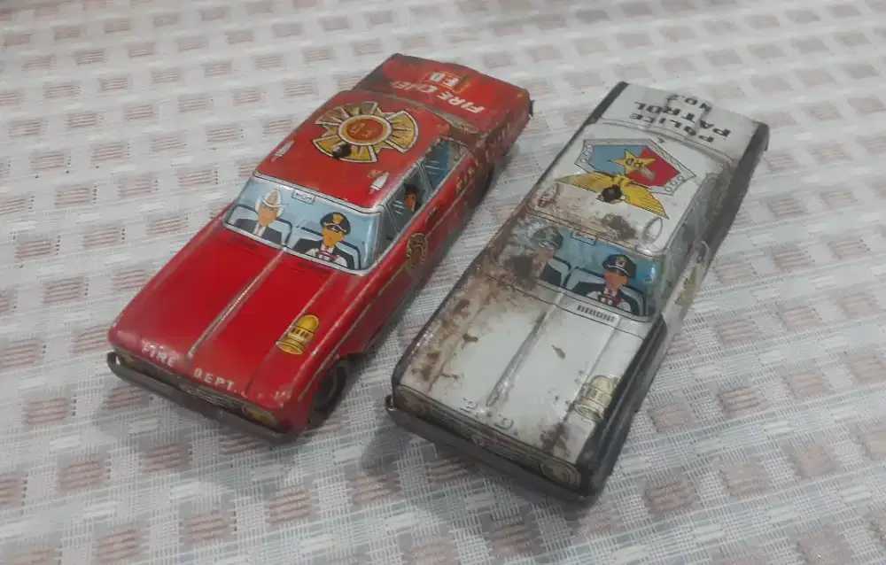 Tintoys mainan kaleng