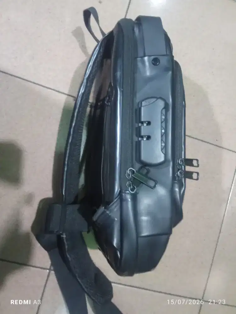 Tas slempang seperti baru