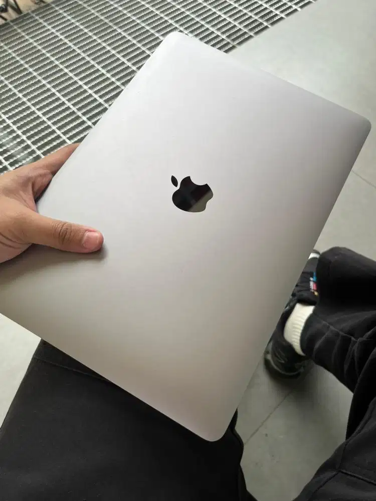 Macbook pro 13 inch 2020 M1 RAM 8/256GB