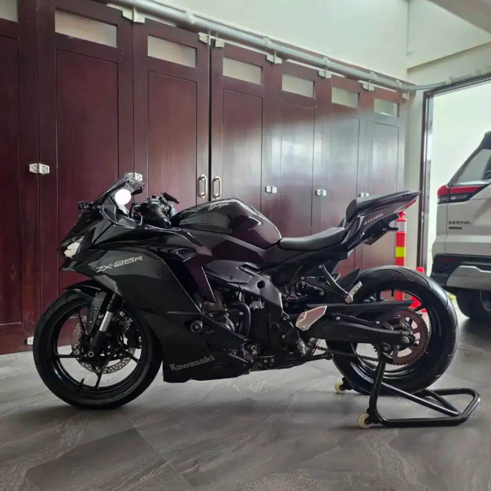 Kawasaki ZX25R Non-ABS Black Tahun 2022