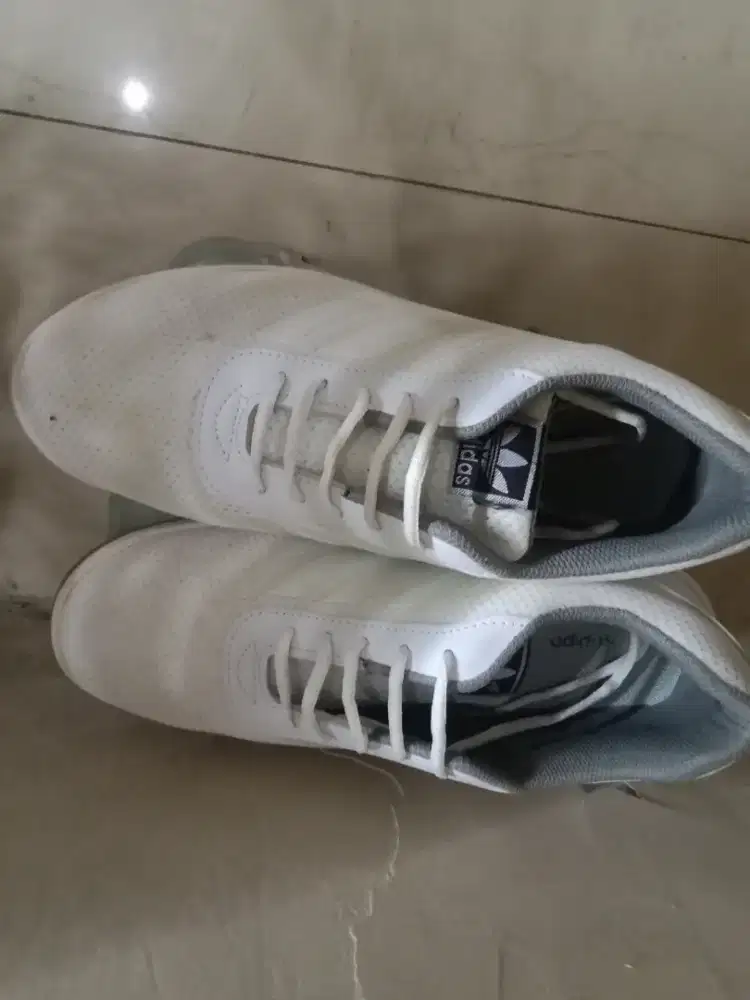 Sepatu Adidas putih
