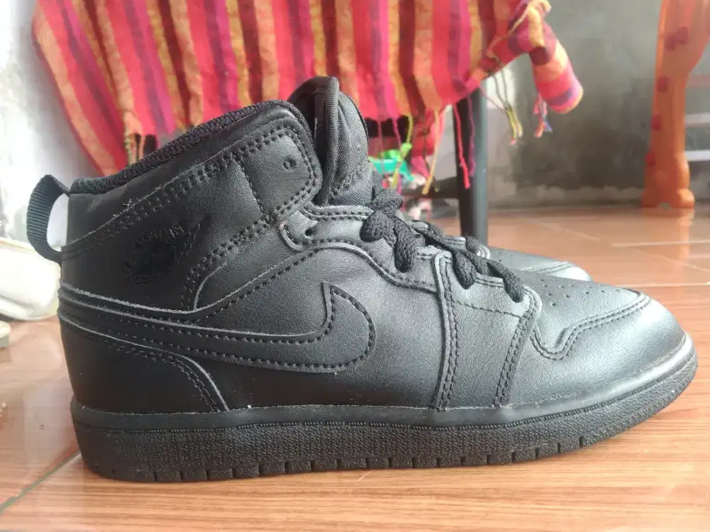 Sepatu anak nike AJ 1 mid triple black