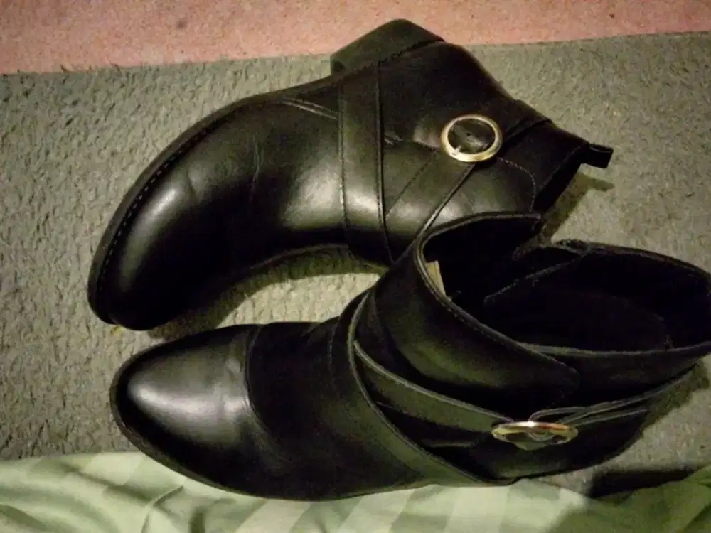 Di jual sepatu kulit