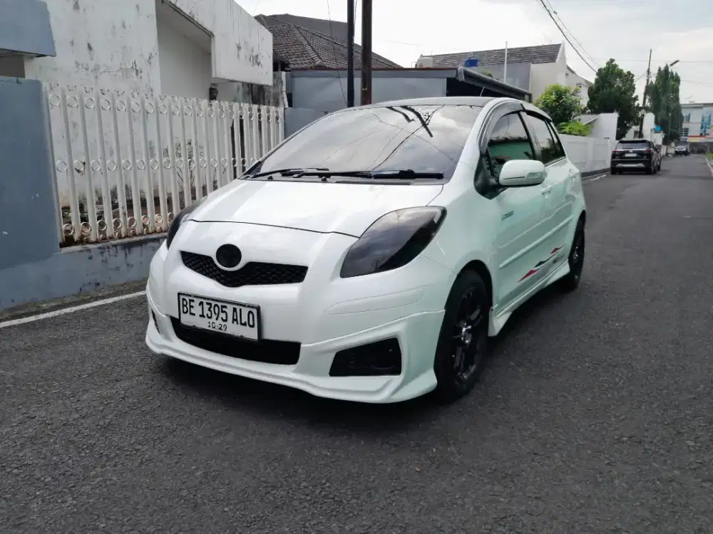 Yaris S Limited 2011 AT