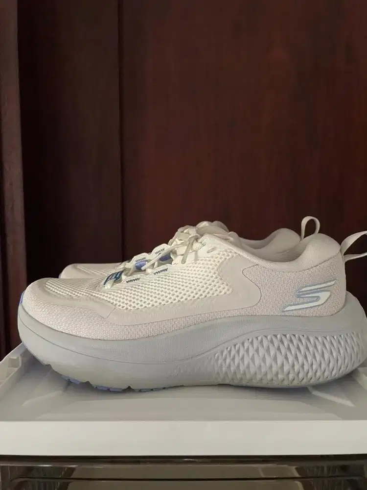 preloved sepatu wanita skechers go run consistent 2.0