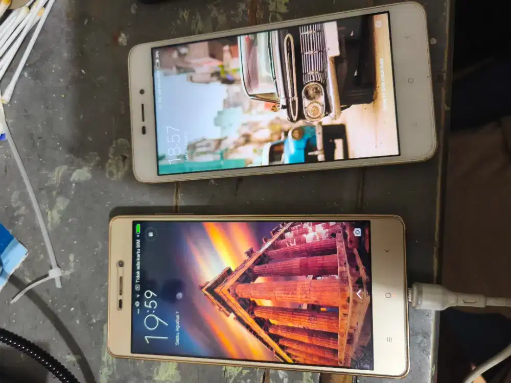 Dijual aja 2 HP Xiaomi Normal