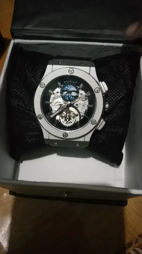 Jam tangan hutblot