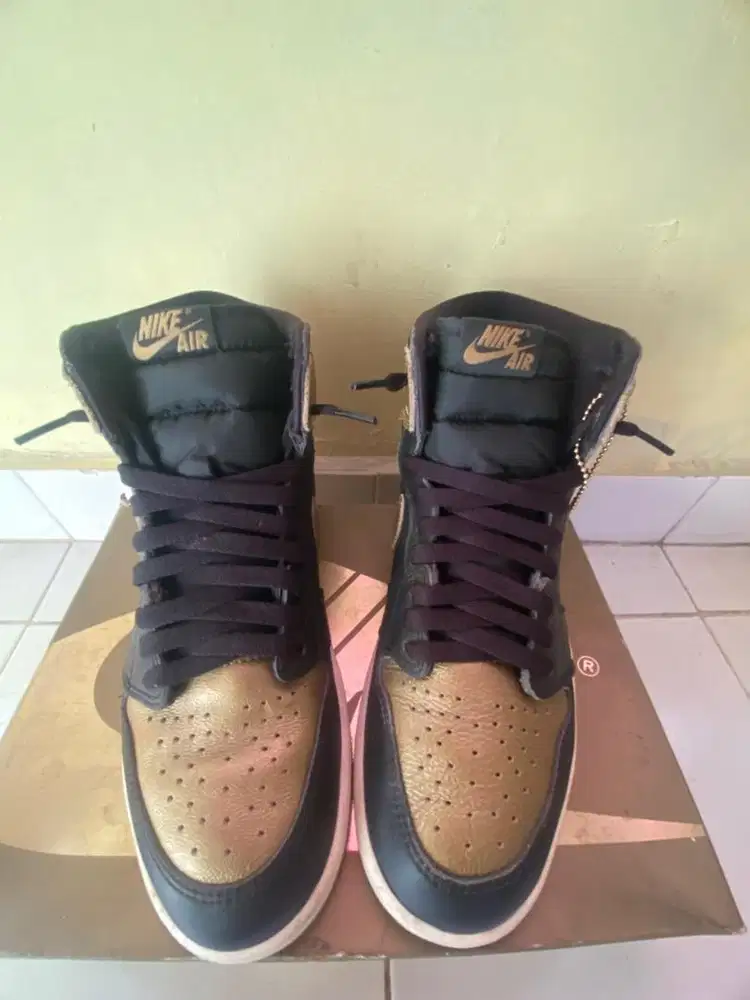Nike Air Jordan One Retro High OG dalam colorway Black Metallic Gold