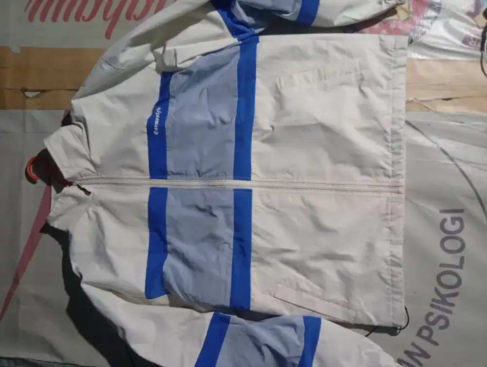 JACKET TRACKTOP GARMOSTYLE PUTIH LIKE NEW