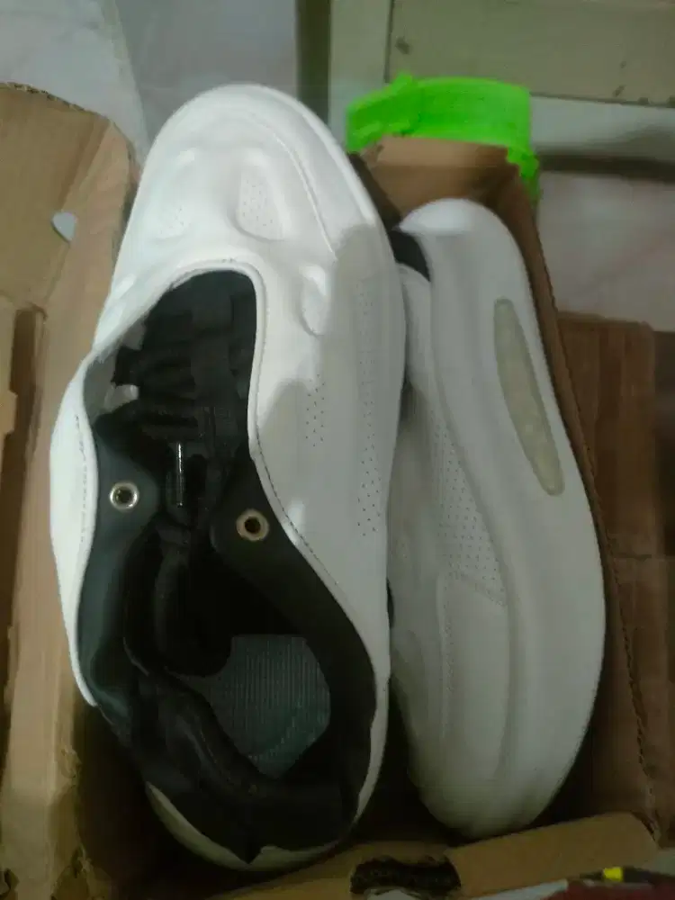 Sepatu size 42 besar putih