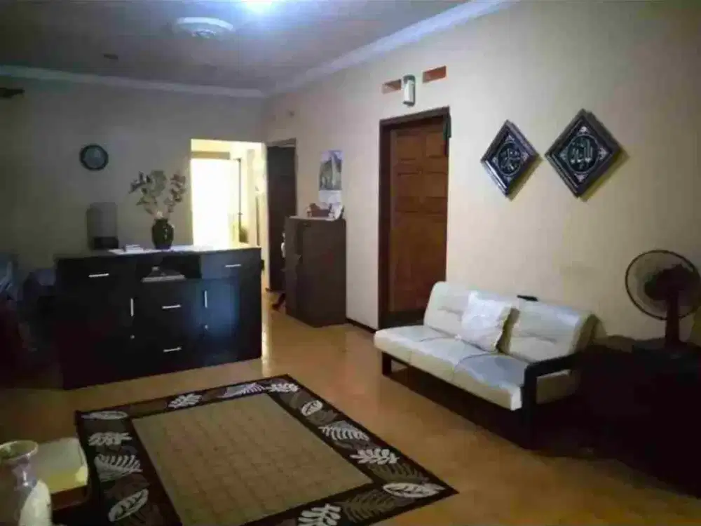 rumah di jalan bunga bunga suhat dekat dewandaru dekat bunga merak dan kampus UB Brawijaya. bagus buat hunian atau direnov jadi kos elite. bonus furniture