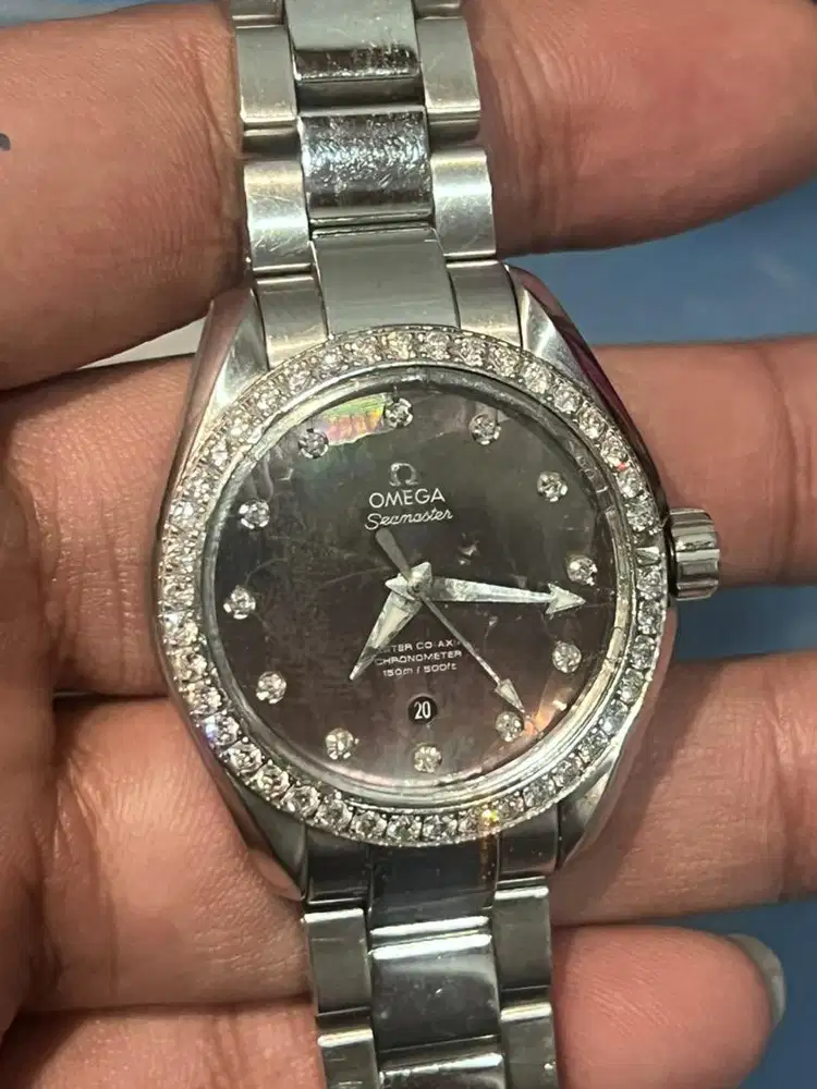omega aqua terra pearl diamond bezel bawaan