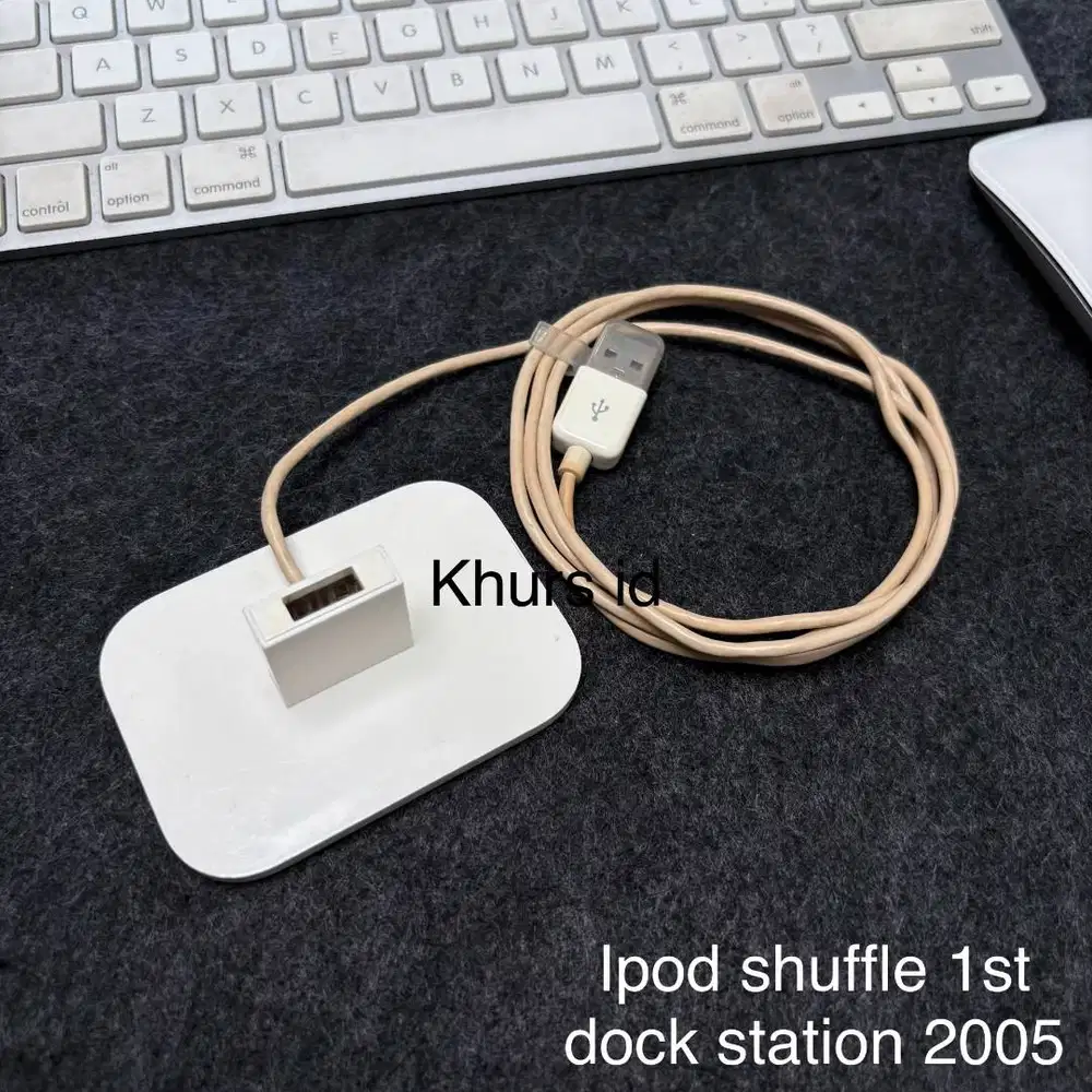 iPod Shuffle 1st Gen Dock Station 2005 - apple rare item