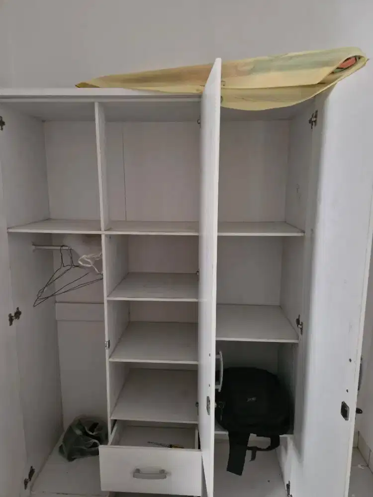 Lemari laci 3 pintu