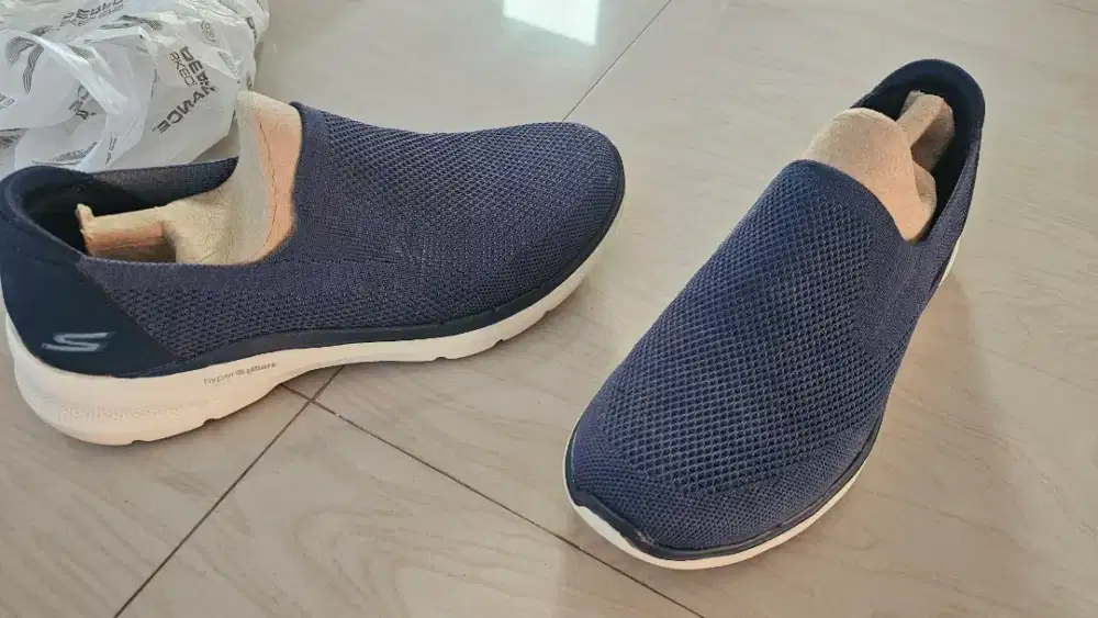 Sepatu skechers go walk