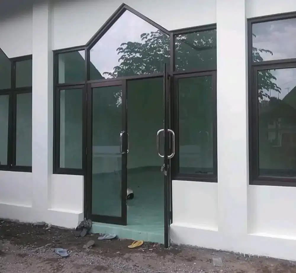 Pintu sekat ruangan masjid aluminium kaca