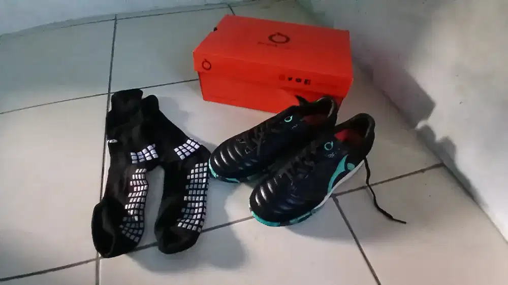 Sepatu futsal ortus + kaus kaki