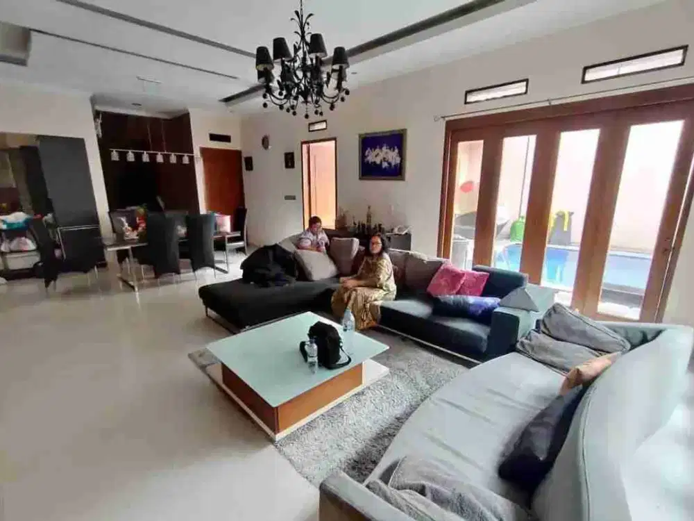 Dijual Rumah Berkolam Renang Dekat Exit Tol Pasteur
