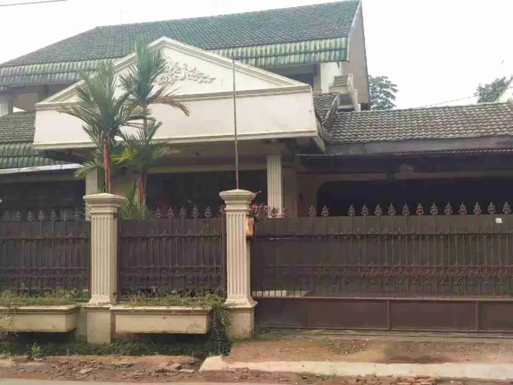 Rumah di jalan utama Bukit Cinere