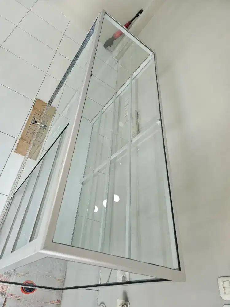 Rak kaca serbaguna aluminium etalase murah
