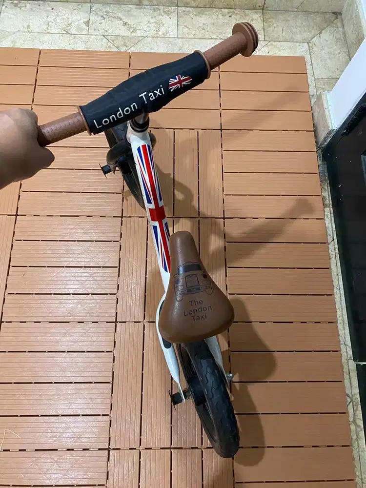 Jual Cepat London Taxi Balance Bike Original 12”. Kondisi oke 90%