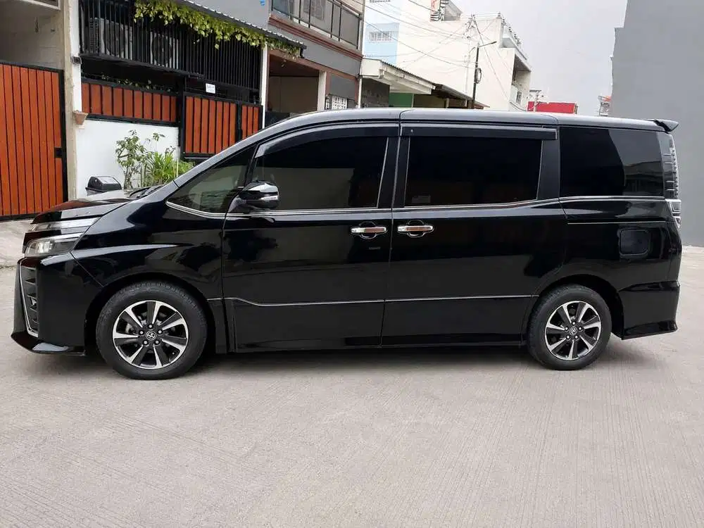 Toyota Voxy 2.0 AT 2021 Hitam Tangan Pertama KM 110 Rb Full Orisinil