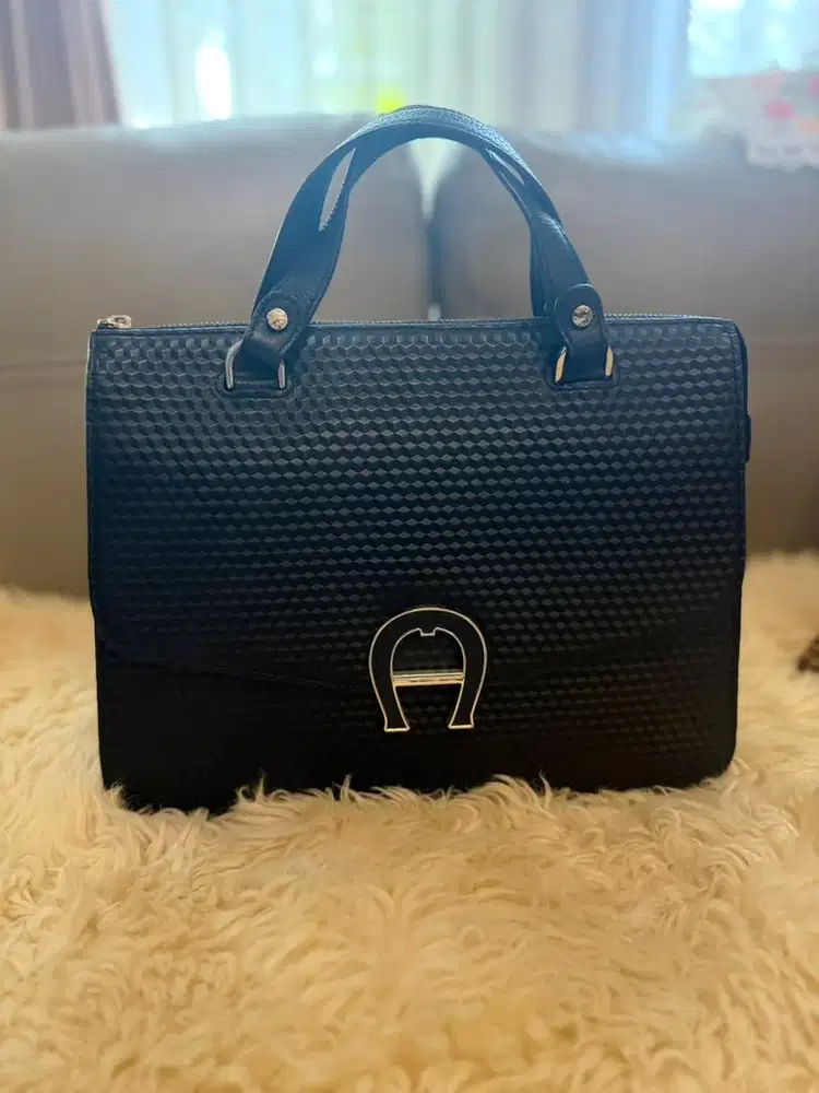 Tas Aigner kondisi istimewa