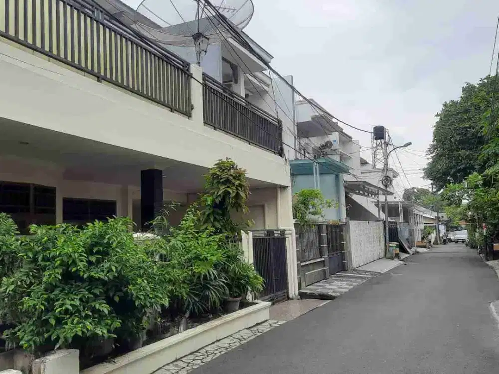 Rumah Luas 164 m² dalam komplek di Rawamangun Siap Huni