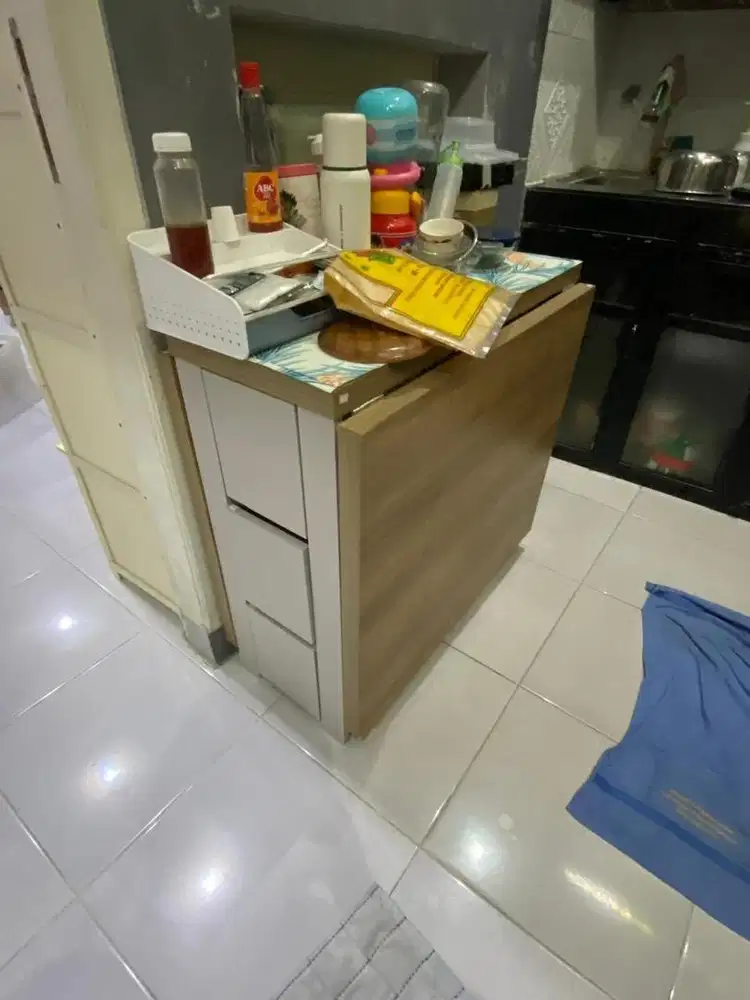Meja makan dekoruma minimalis