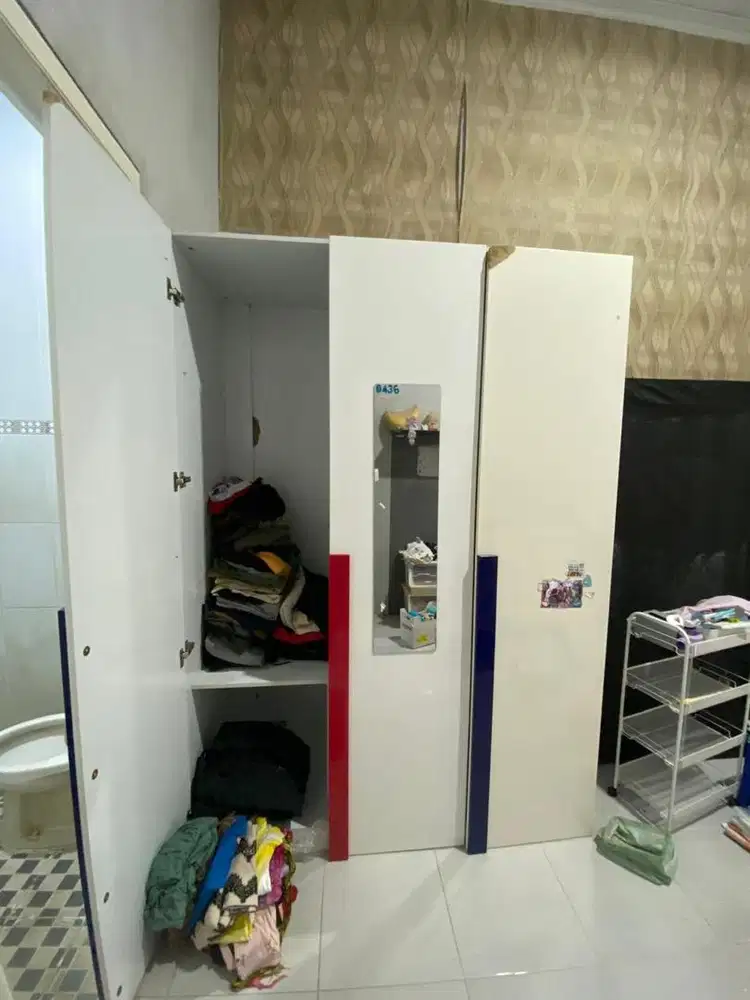 Lemari 3 pintu informa putih