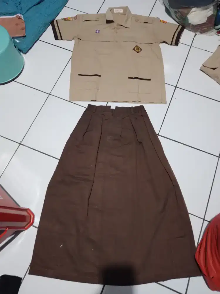 1 set seragam pramuka