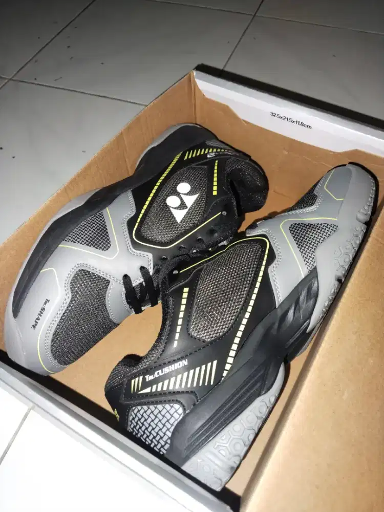 Sepatu Bulutangkis Yonex Mach 2 Black/Grey