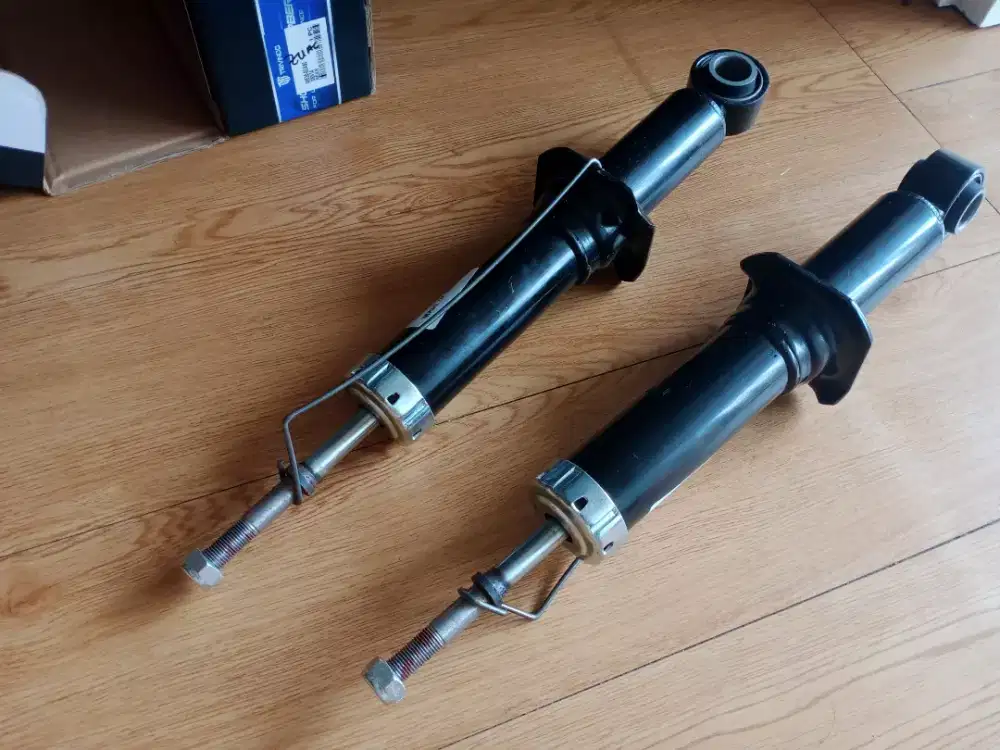 Shock mobil sienta belakang