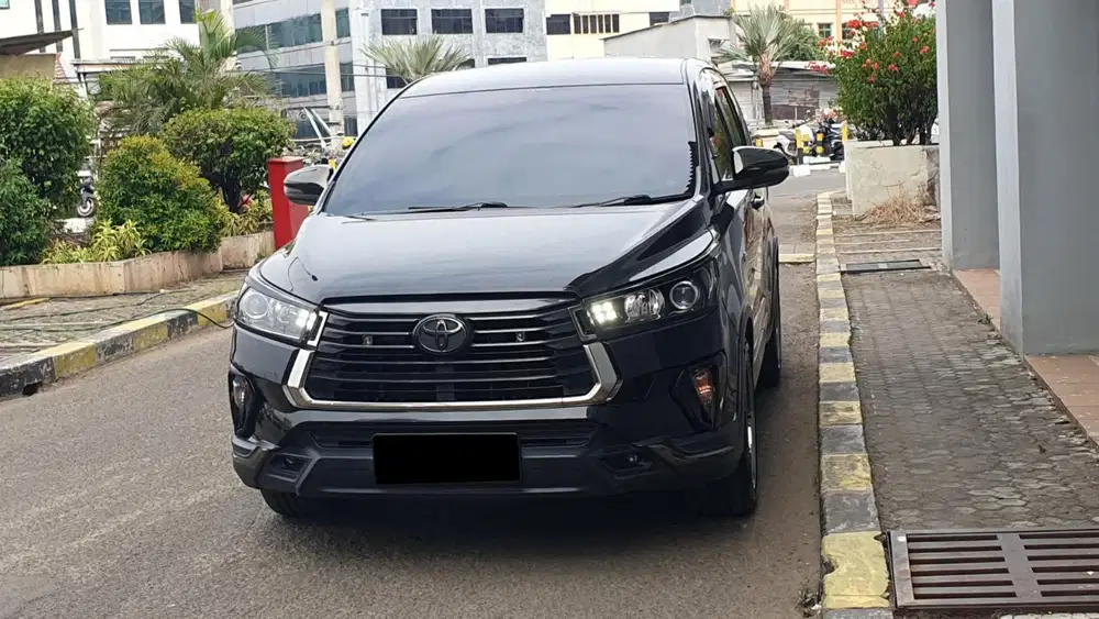 Toyota kijang innova venturer bensin 2021 hitam