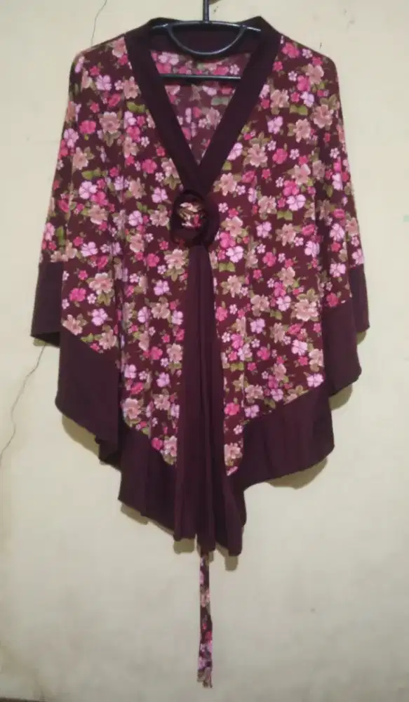 PRELOVED ATASAN KAFTAN WANITA BAHAN KAOS MOTIF BUNGA