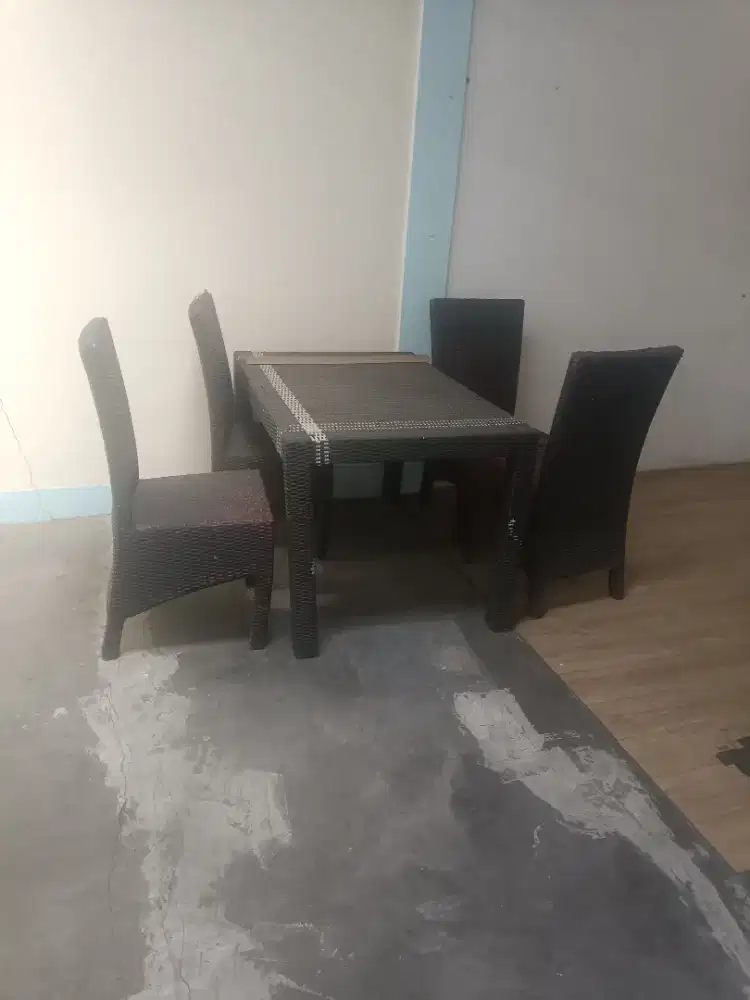 Meja makan dan kursi rotan