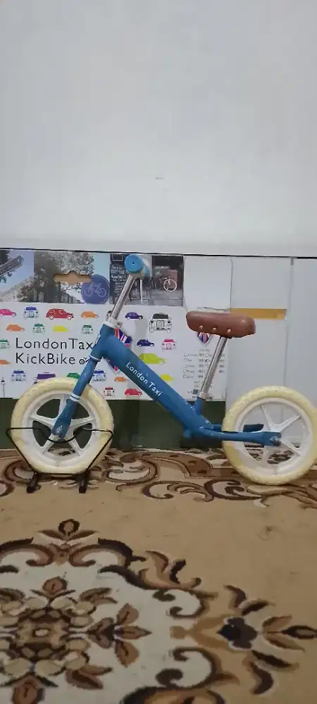 Balance bike London taxi preloved