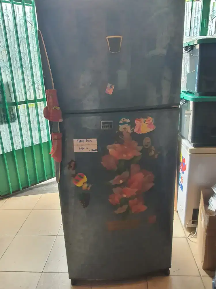 Kulkas sharp 2 pintu ukuran besar kondisi hidup tapi tidak dingin