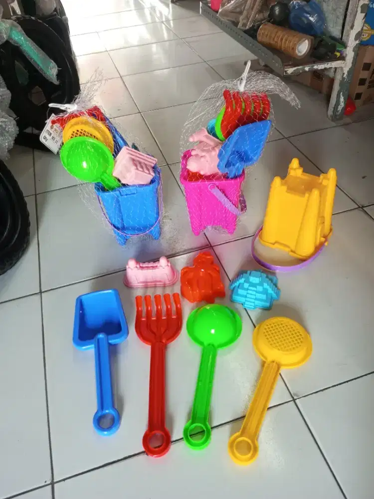 Mainan anak ember cetakan pasir sekop