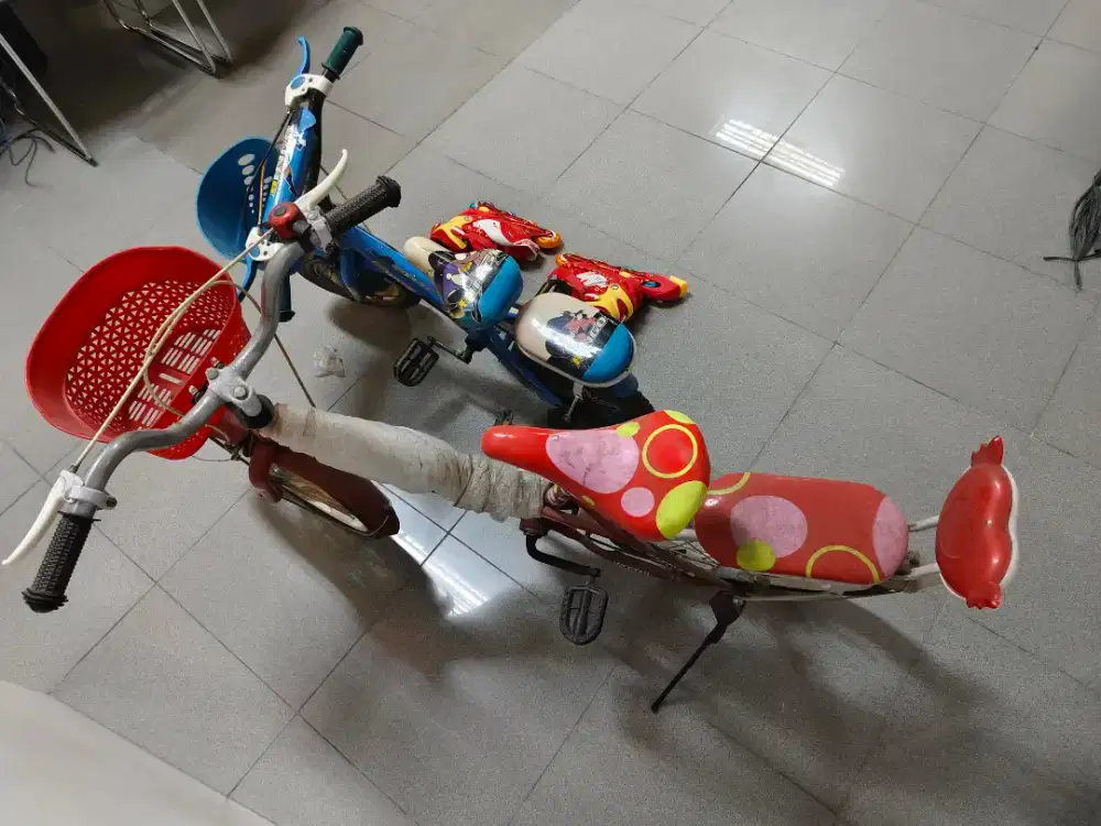 Sepeda bekas dan sepatu roda