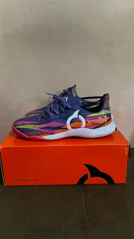 Sepatu futsal ortuseight catalyst hyperion indigo/pink