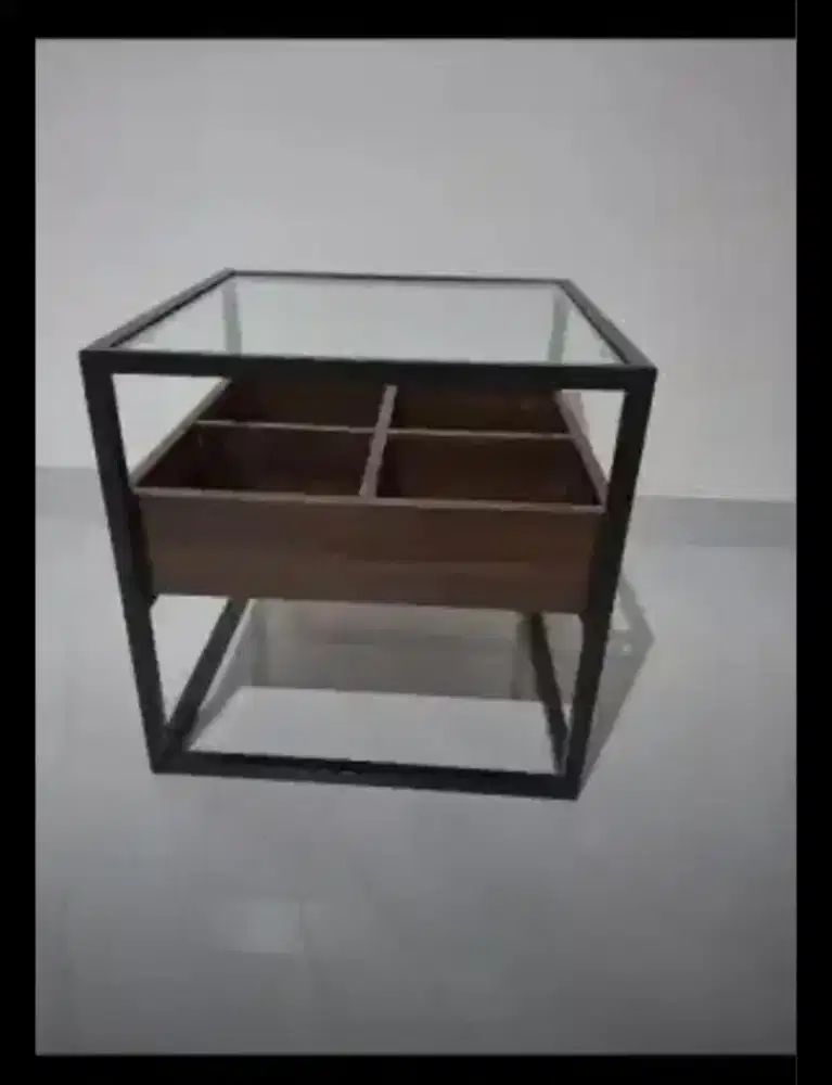 Meja informa kotak
