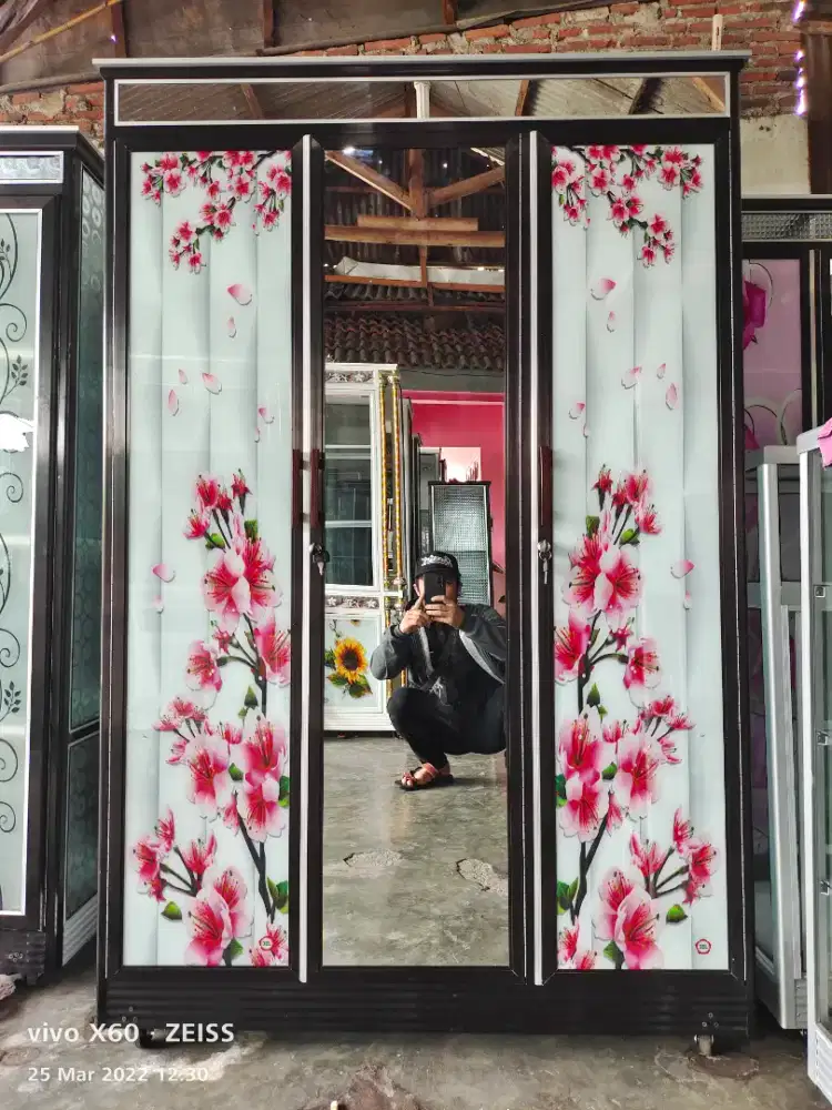 Lemari baju 3pintu coklat