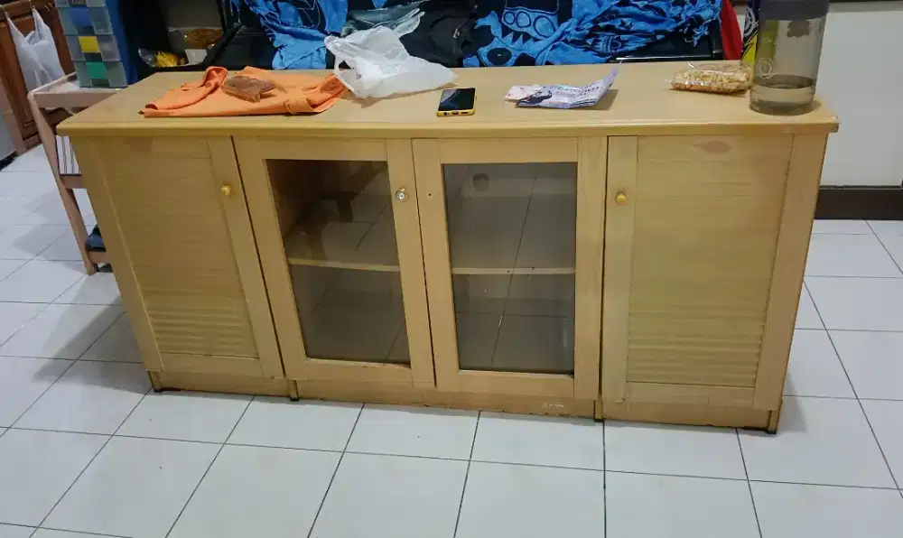 Lemari TV dan Ranjang lipat besi,masih sangat layak pakai,siapa cepat!